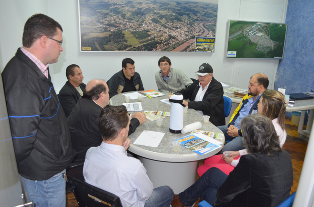 Troféu Destaque Econômico é tema de reunião com membros da INCOTUR