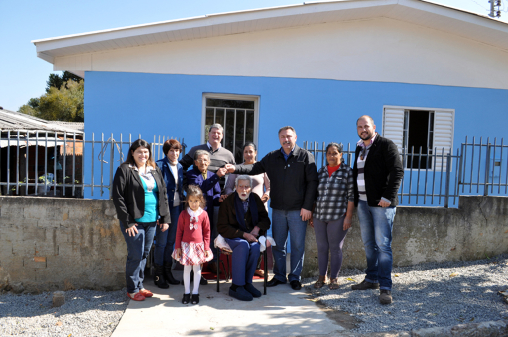 Prefeito de Campos Novos entrega cinco casas