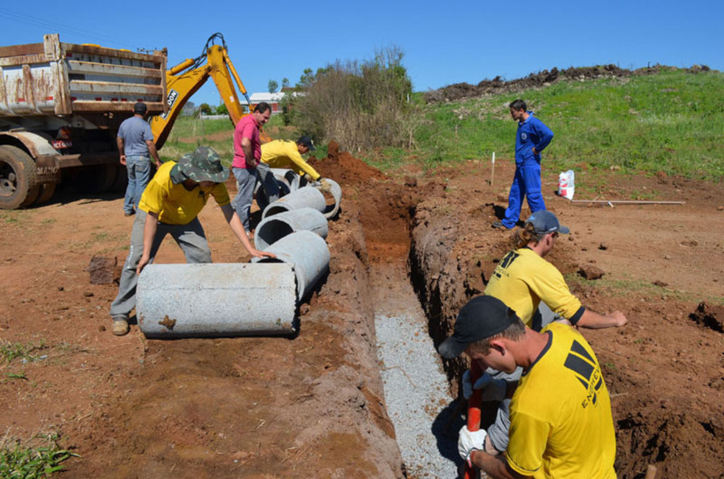 Iniciado o trabalho para a pavimentação da rua Alcir Massom
