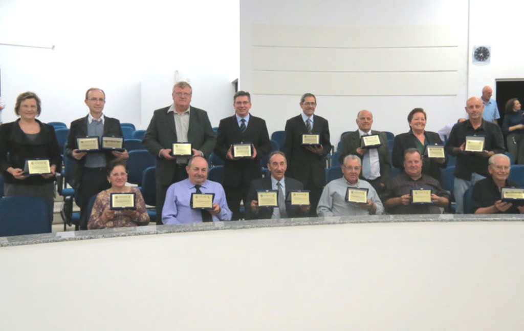 Honra ao Mérito homenageia ex-prefeitos e ex-vices