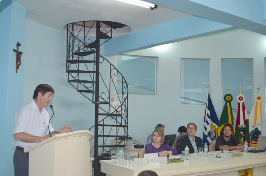 Secretário de Infraestrutura apresenta relatório de serviços na Câmara de Vereadores