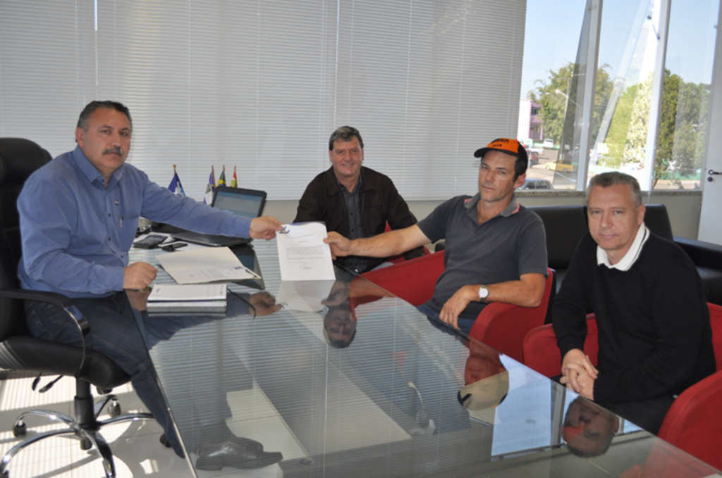 Prefeito assina mais uma ordem de serviço em Campos Novos