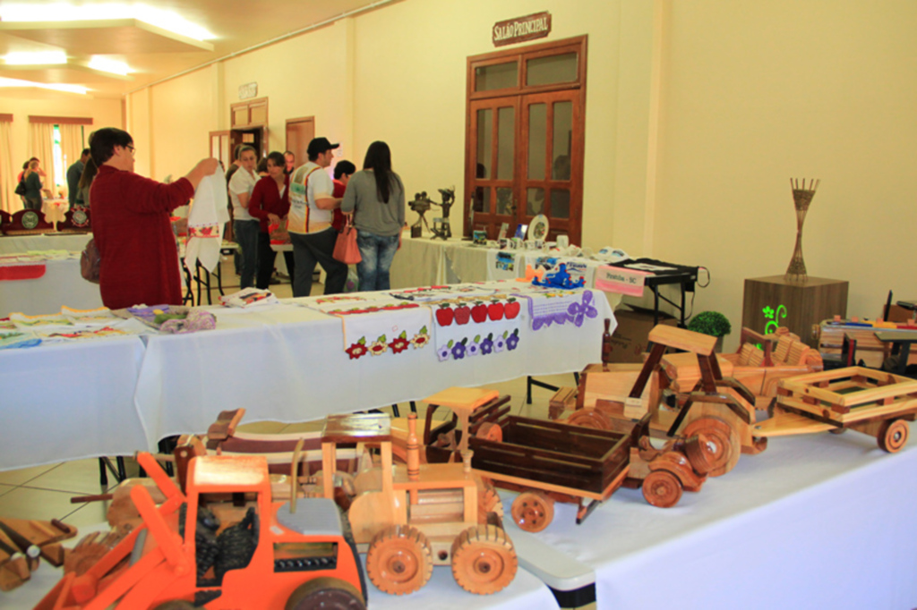 Prefeitura reúne artesãos em Piratuba