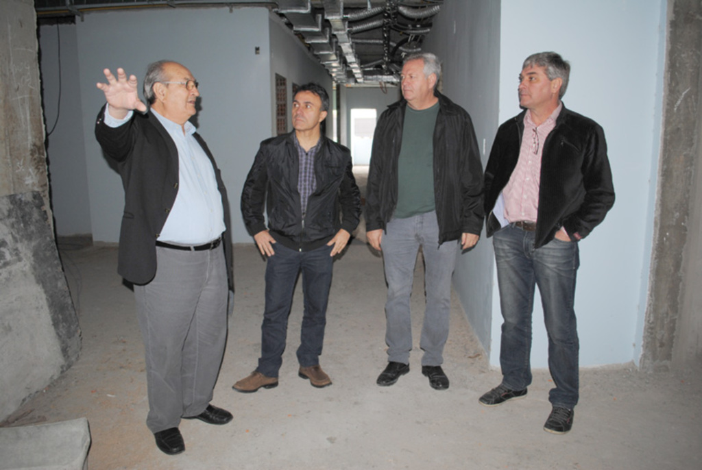 Secretário regional visita obras de ampliação do Hospital Universitário Santa Terezinha