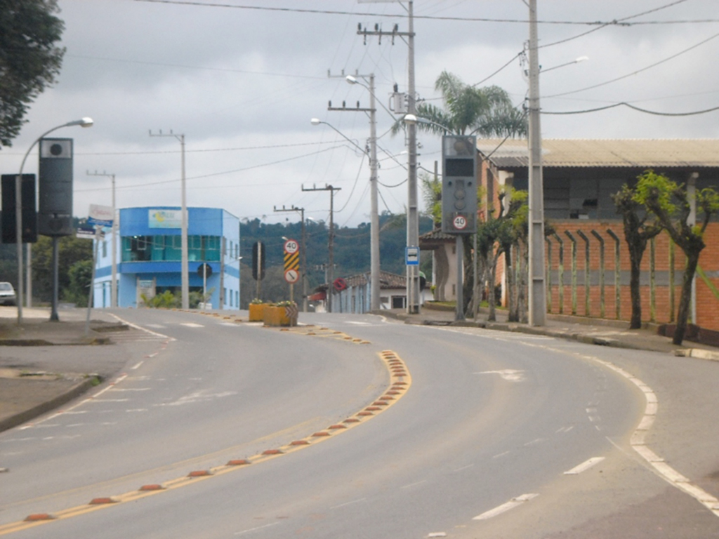 População solicita a instalação de redutor de velocidade próximo a Escola do Parque e Jardim Ouro