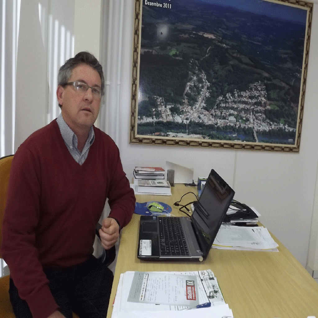 Prefeito prestigia a assinatura na CEF de moradias rurais