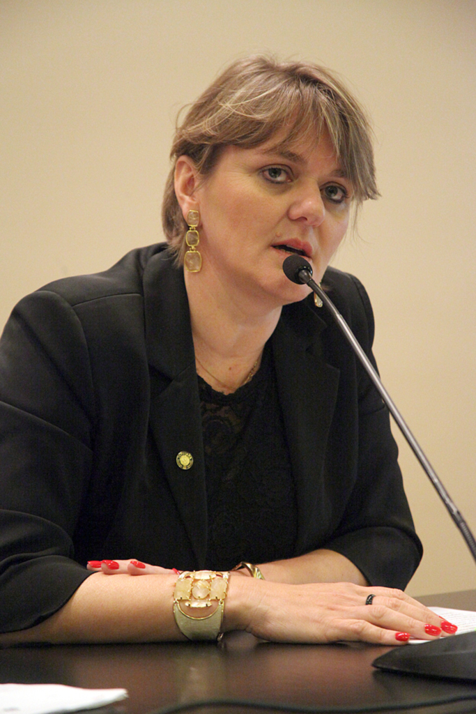 Luciane Carminatti comemora decisão de que Estado terá que devolver recursos à educação