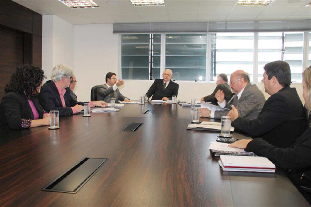 REITOR ADELCIO PARTICIPA DE REUNIÃO NO TRIBUNAL DE CONTAS