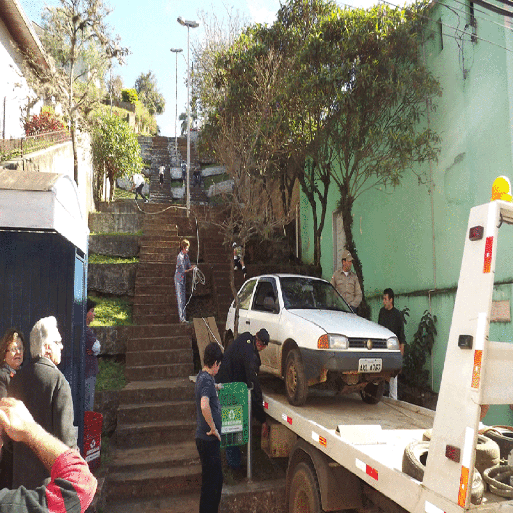 Rua sem saída para veículos, mas que possibilita passagem livre aos pedestres