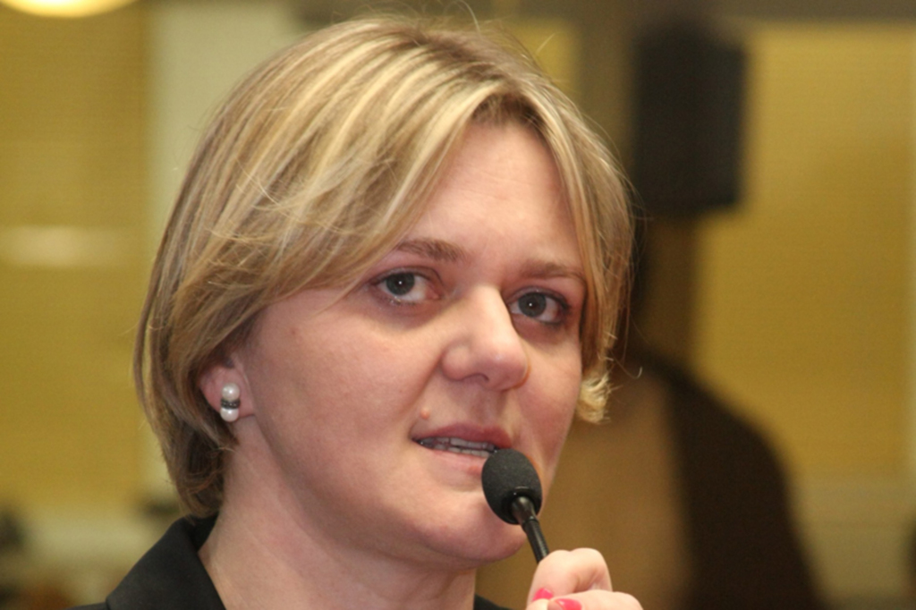 Luciane Carminatti assina requerimento para instalar CPI da Celesc e CPI das Águas