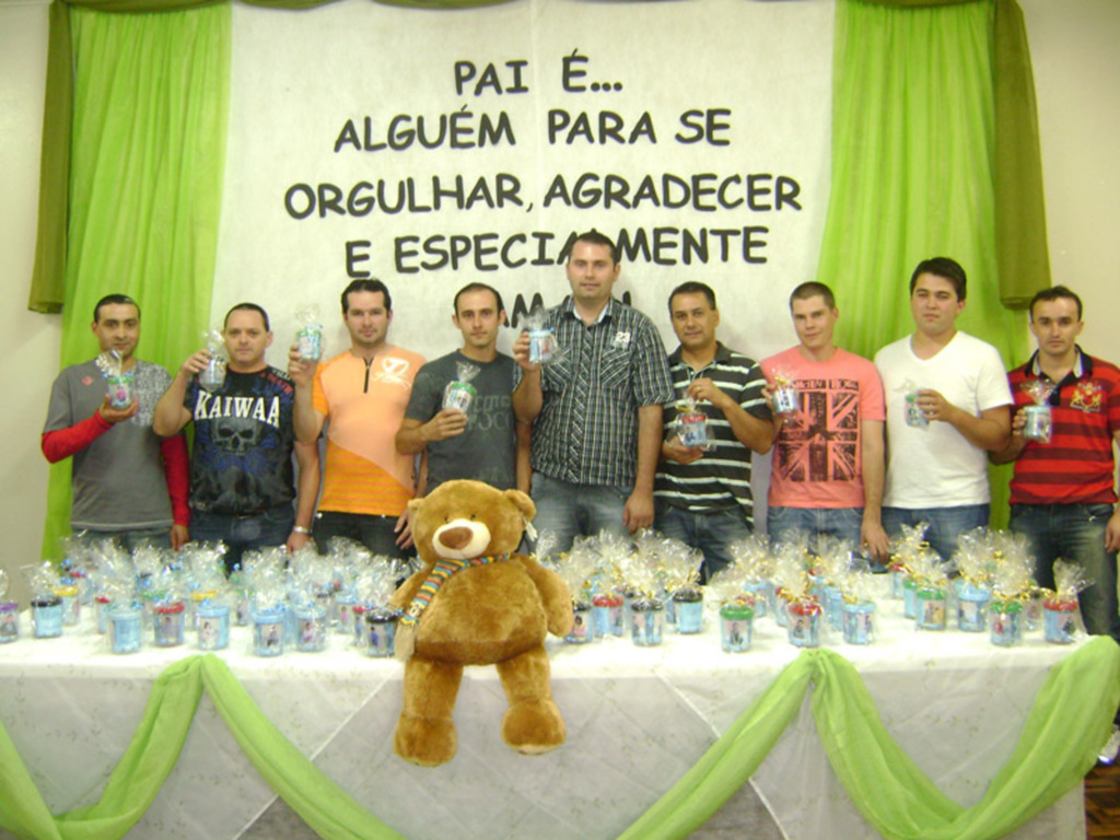 Creches Crescendo Juntos e Primeiros Passos realizaram um café em homenagem ao Dia dos Pais