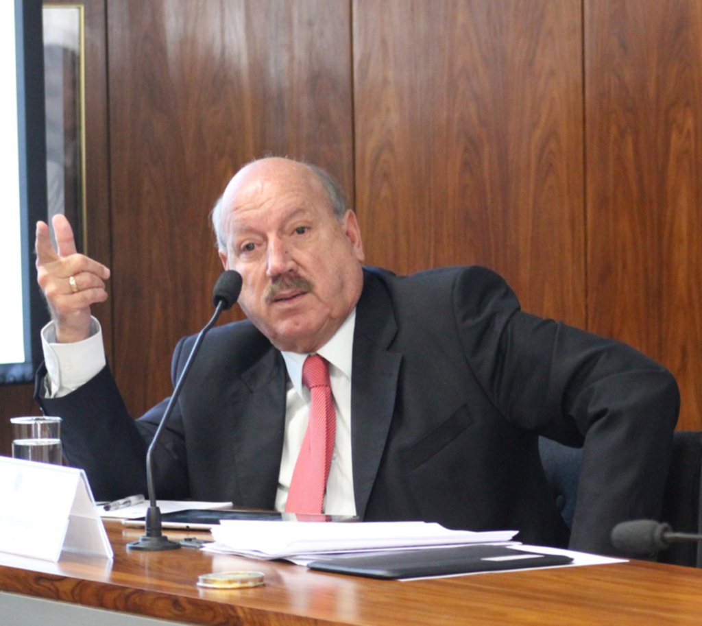 PEC da advocacia pública municípios volta para CCJ