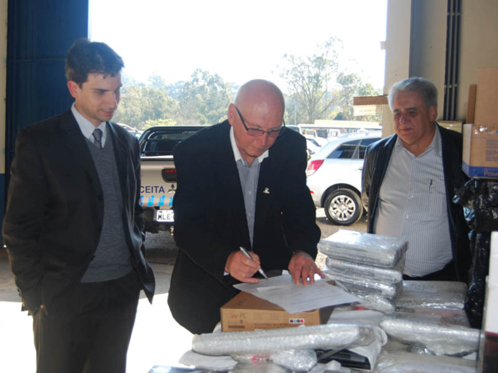 Unoesc recebe computadores e retroprojetores da Receita Federal