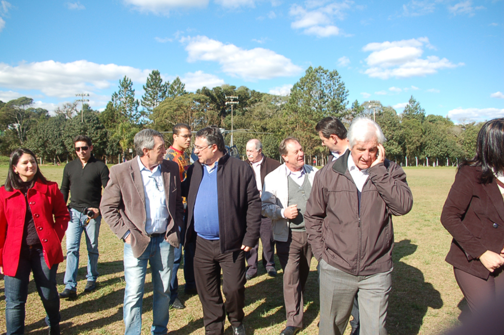  - Prefeito de Zortéa, Paulo José Francescki recepcionando o governador do Estado de Santa Catarina, Raimundo Colombo.