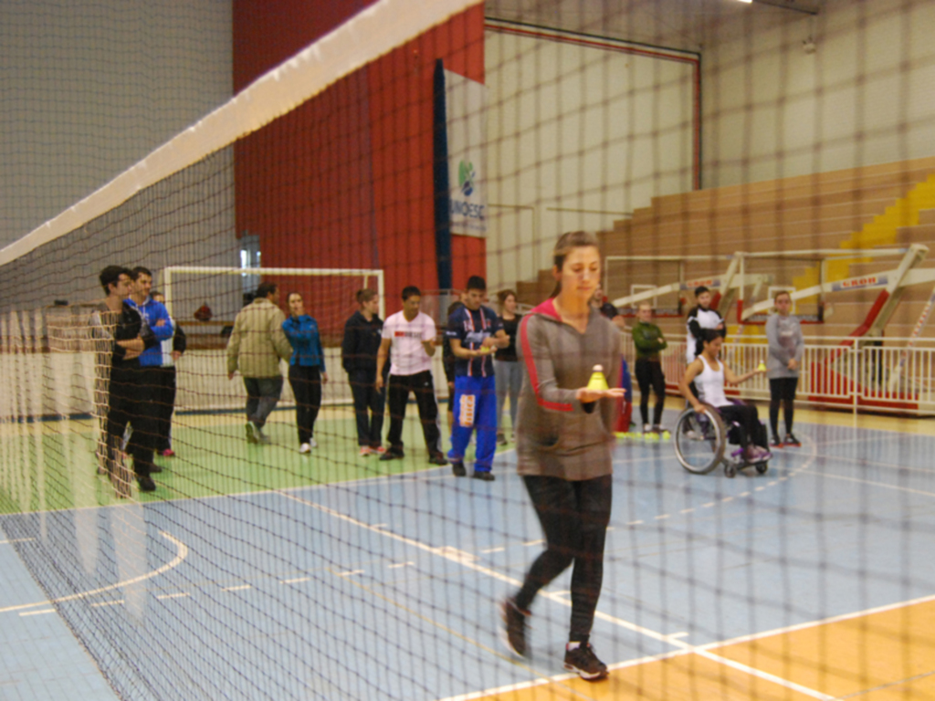 Curso de badminton busca difundir a modalidade em escolas e espaços públicos
