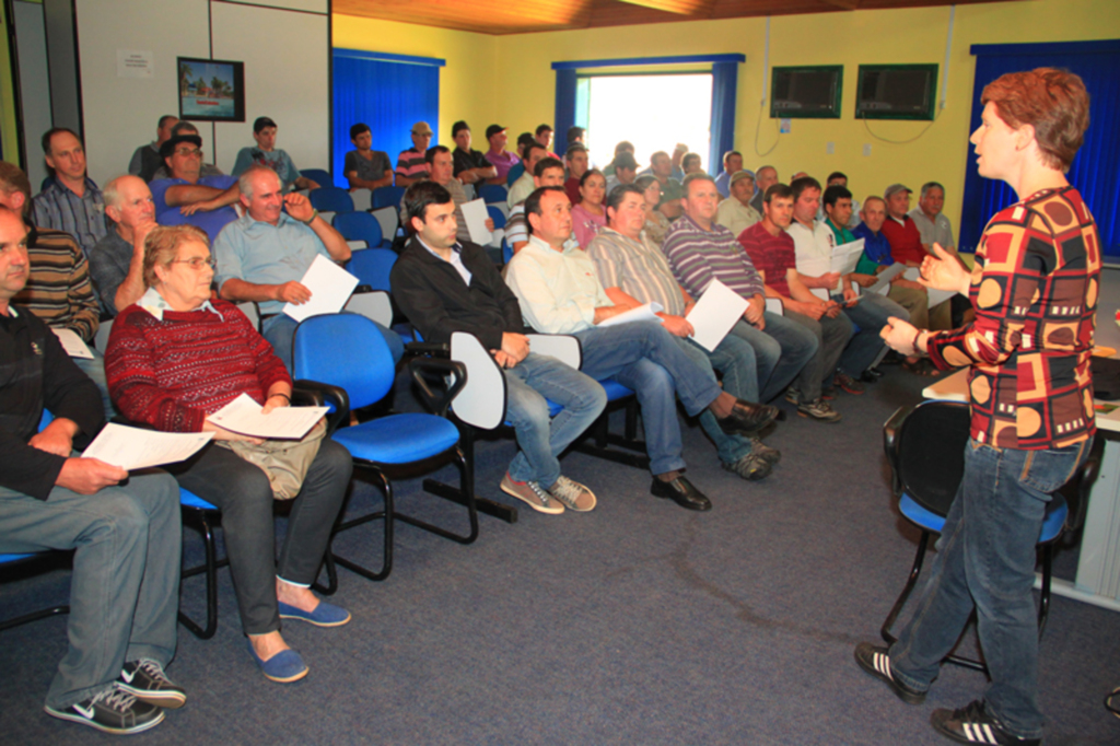 Avicultores de Piratuba recebem certificado sanitário