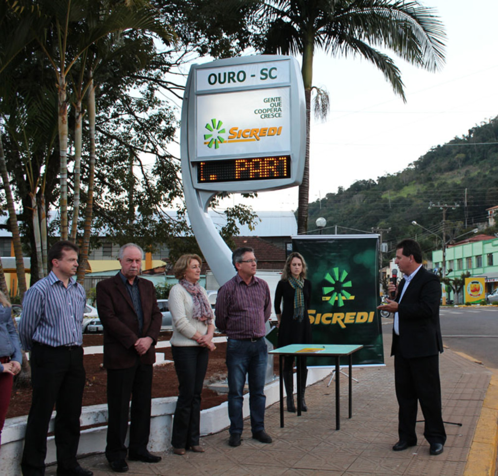 SICREDI NORTE RS/SC ENTREGA RELÓGIO À COMUNIDADE DE OURO