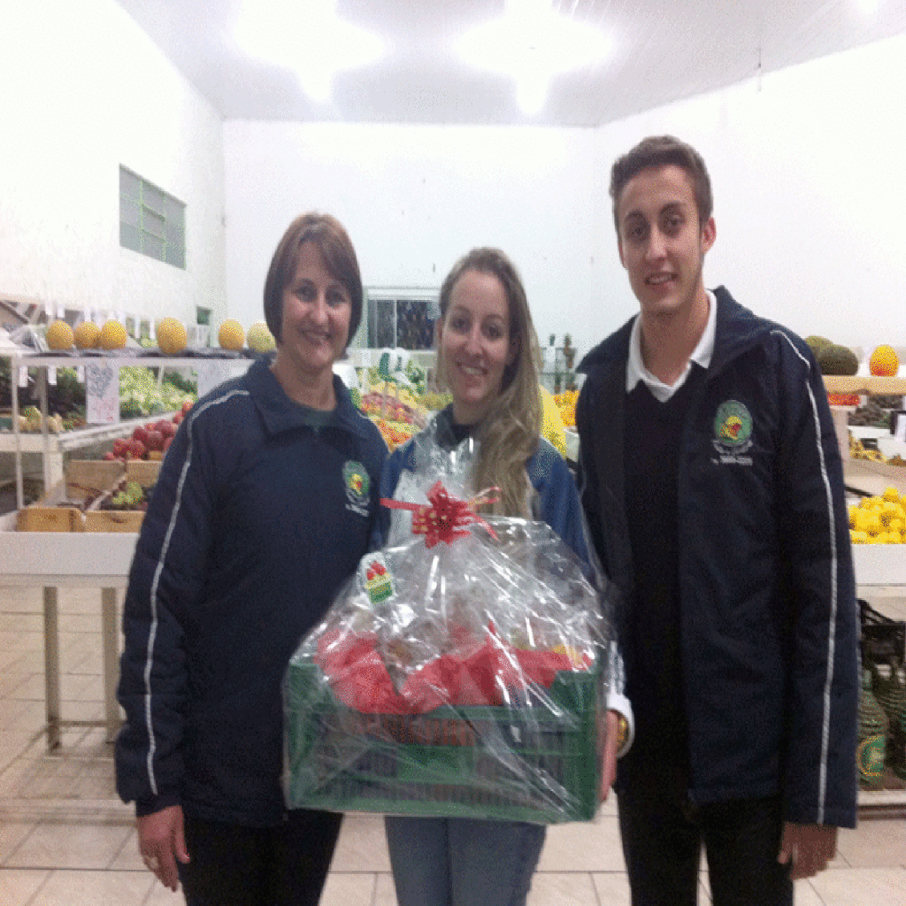 Clientes do Sacolão Costa e Silva contemplados com prêmios