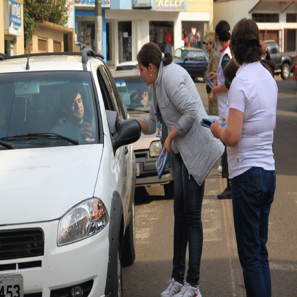 Parada educativa orienta a população