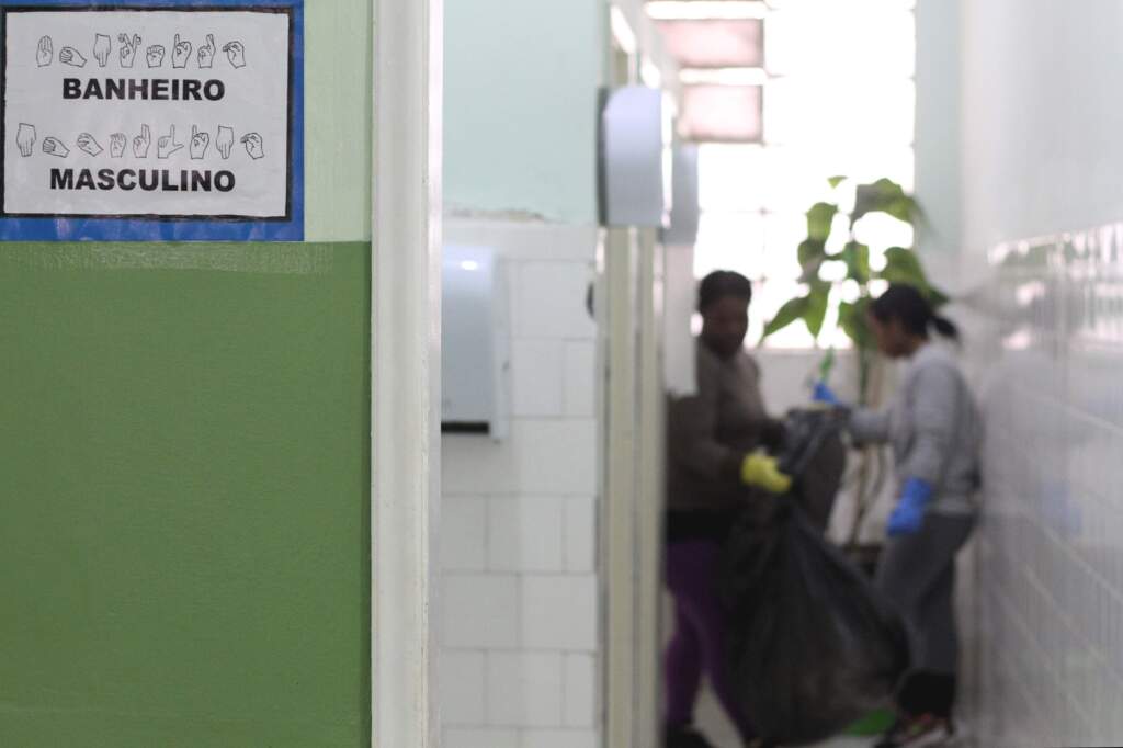 Terceirizados das escolas municipais sofrem com atraso nos pagamentos