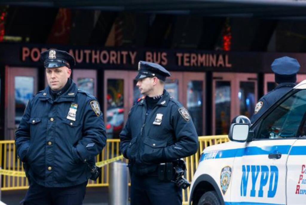 Explosão de origem desconhecida fecha terminal em Nova York
