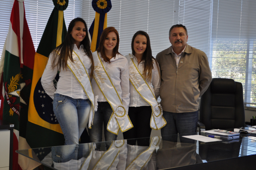 Rainha e princesas de Abdon Batista visitam a Prefeitura de Campos Novos