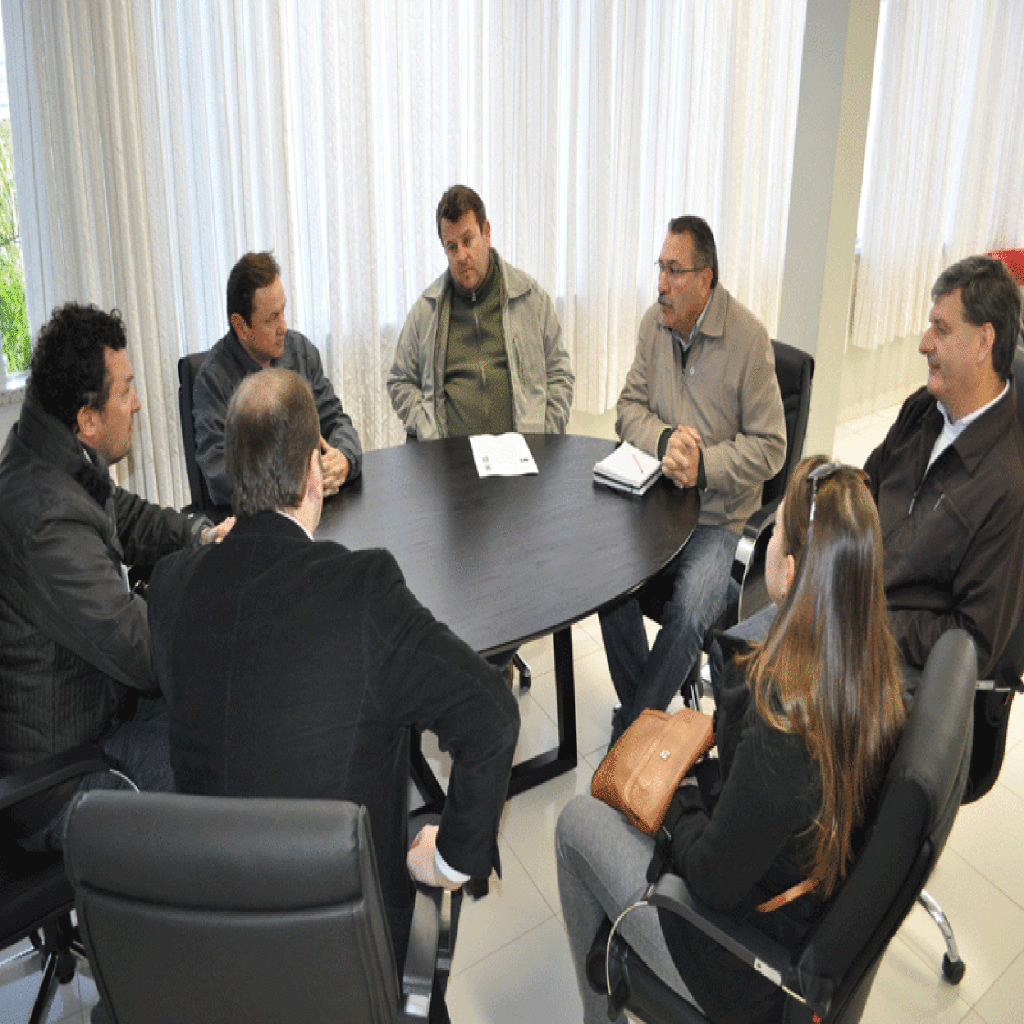 Prefeito Nelson (de Campos Novos) recebe a visita de integrantes da Prefeitura de Capinzal