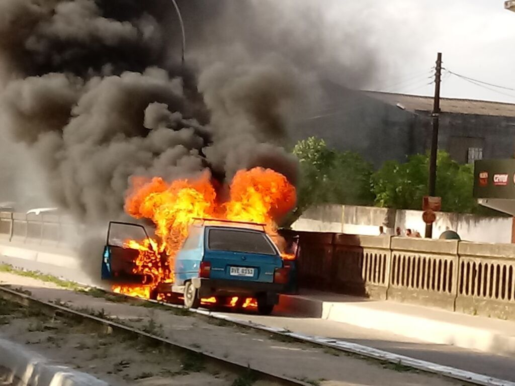 Carro pega fogo na ponte de Jaguarão