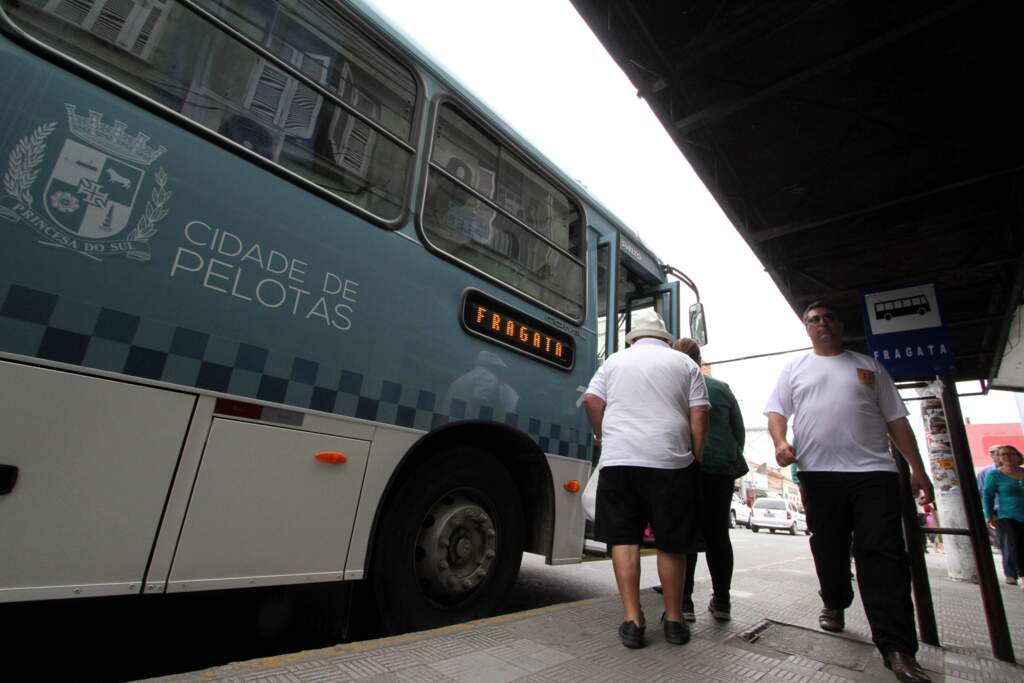 Estudantes protestam contra aumento das passagens de ônibus