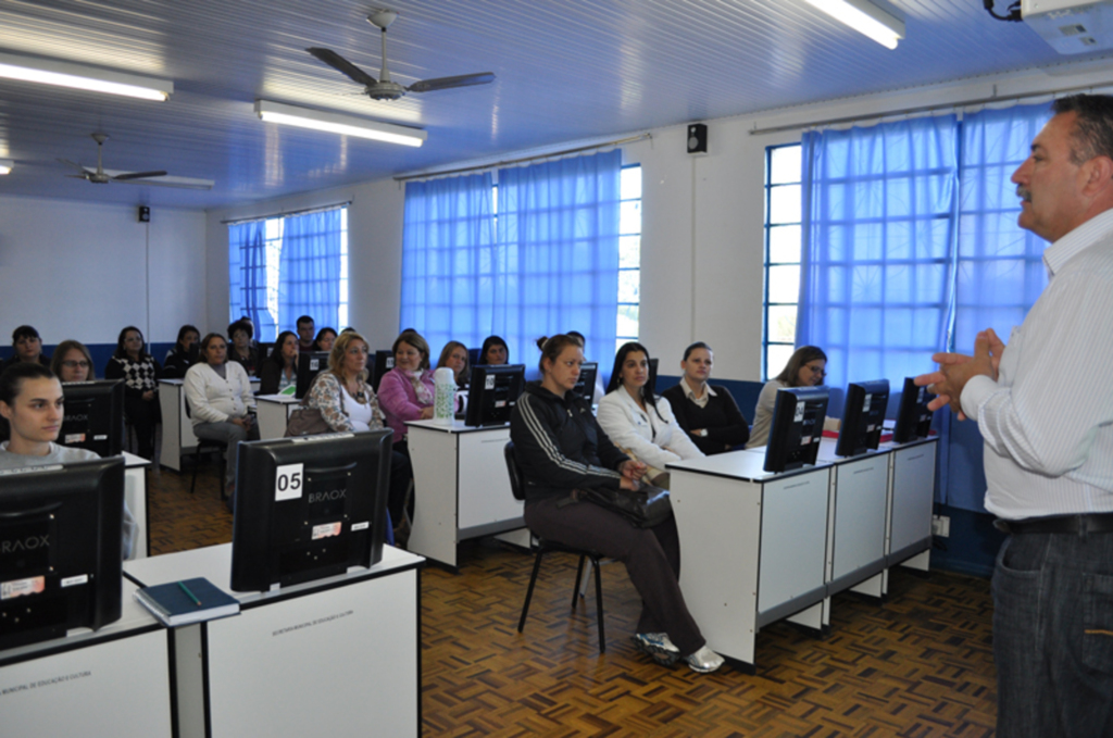 Inicia capacitação para profissionais que atuam no Ensino Fundamental da rede municipal