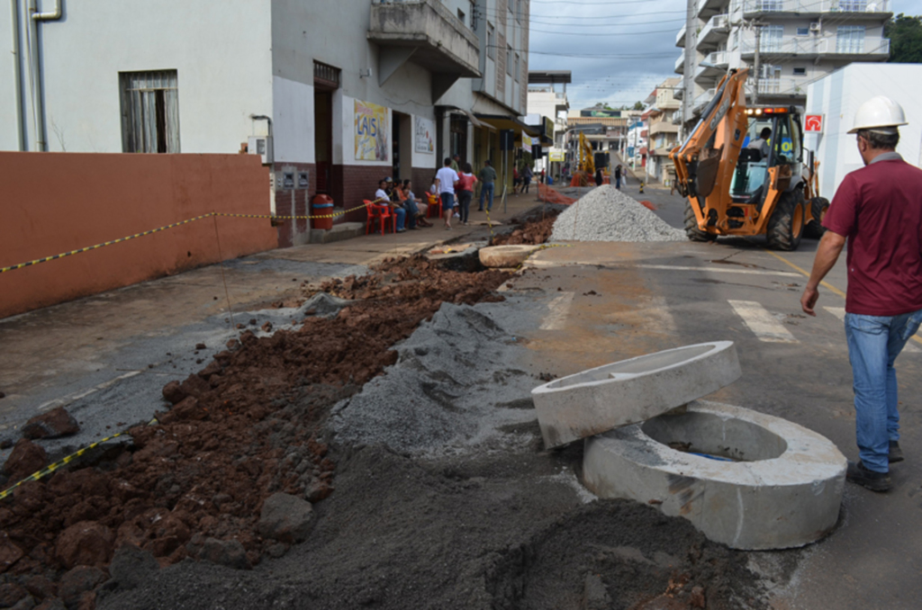 Prefeitura cobra agilidade na execução das obras de saneamento