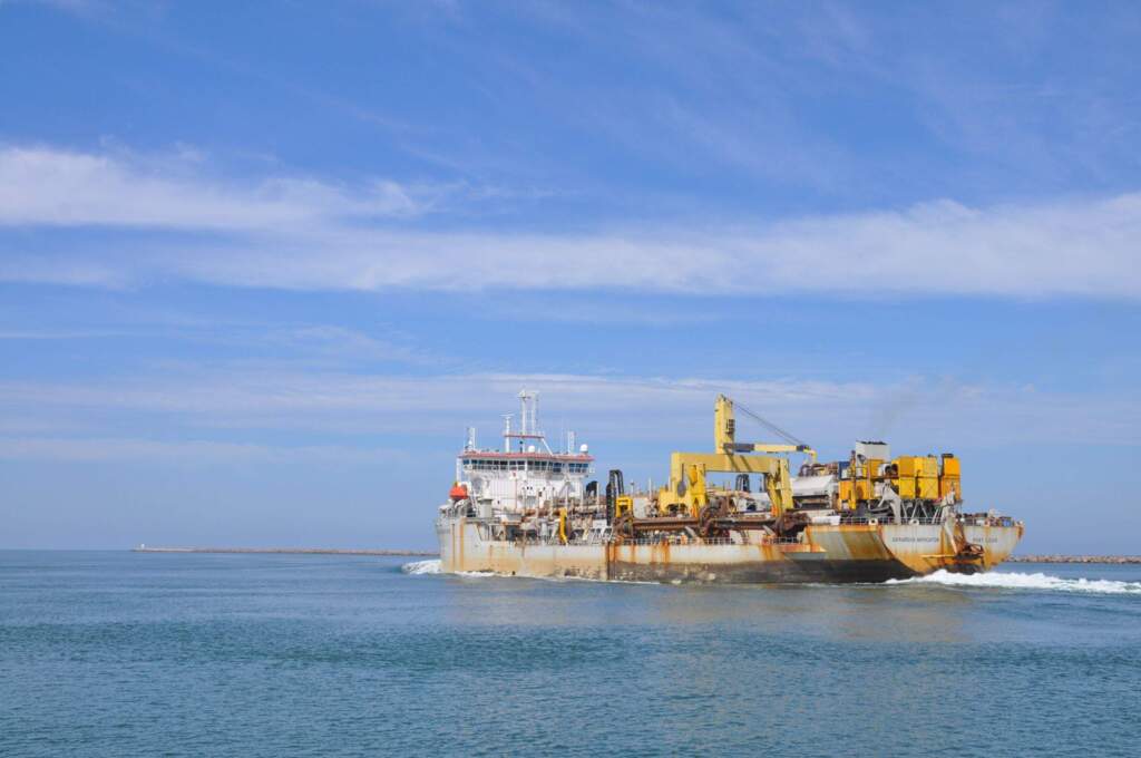 Falta de dragagem impede navios de atracar em RG