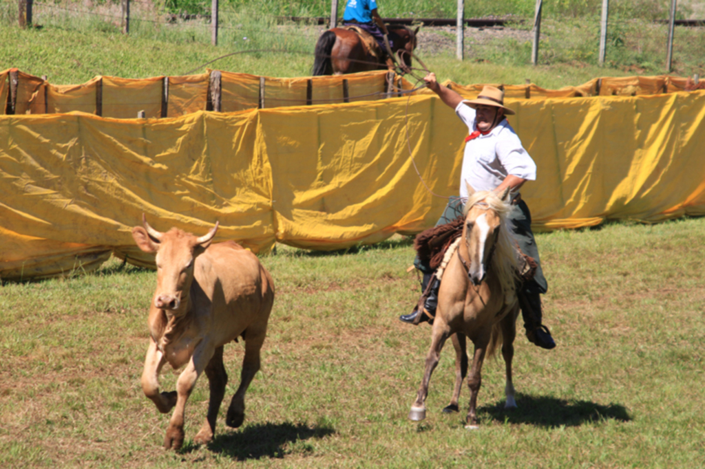 Encontro de trilheiros e rodeio marcaram o domingo em Piratuba