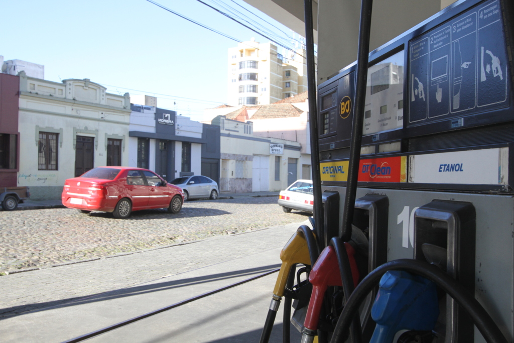 Gasolina comum varia de R$ 4,08 a R$ 4,29
