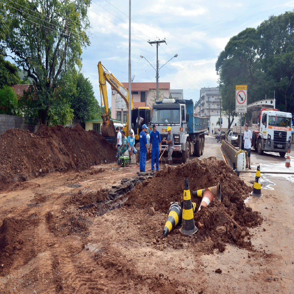 Obras da rede coletora de esgoto avançam pelo centro da cidade