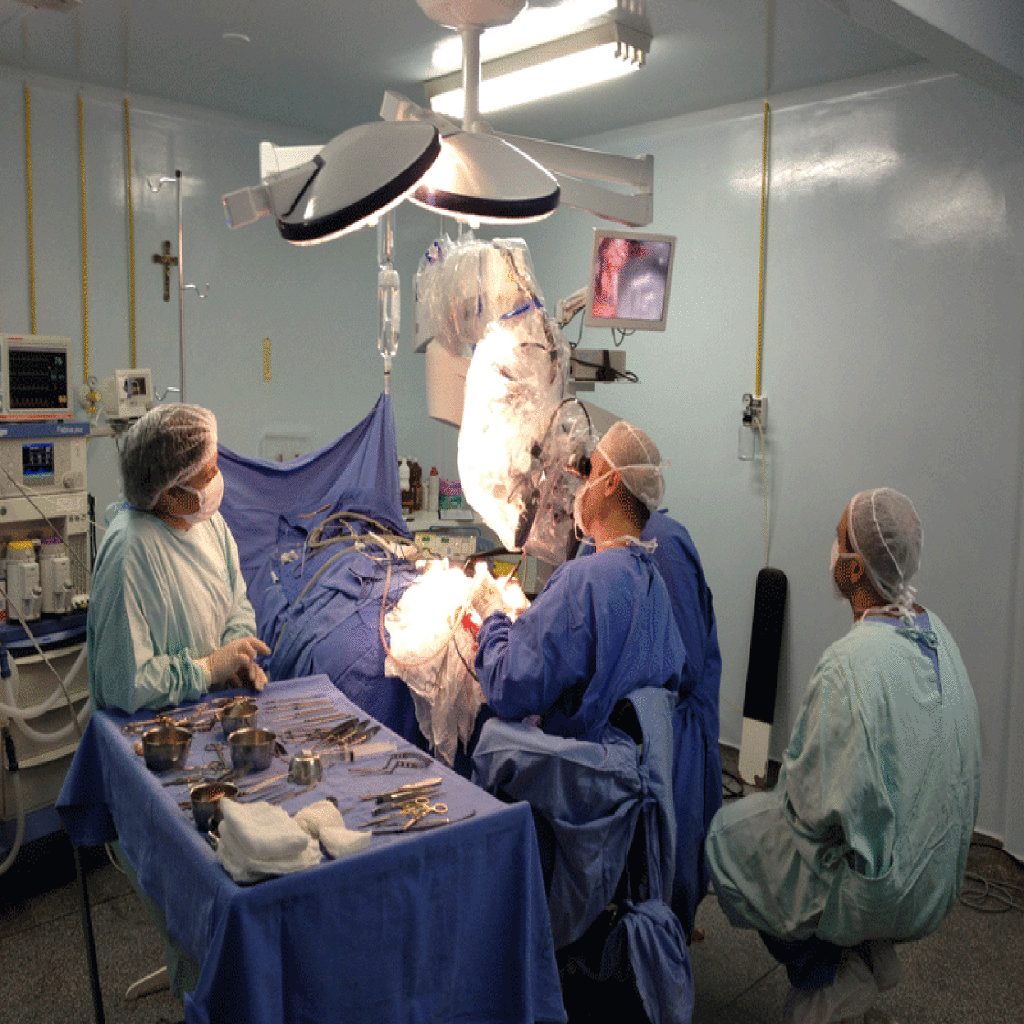 HUST realiza primeira cirurgia com microscópio importado