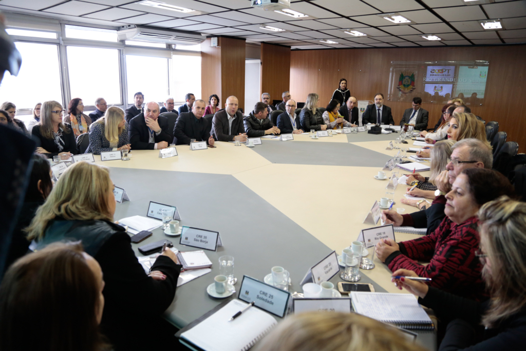 Governo se reúne com lideranças das CREs para debater greve
