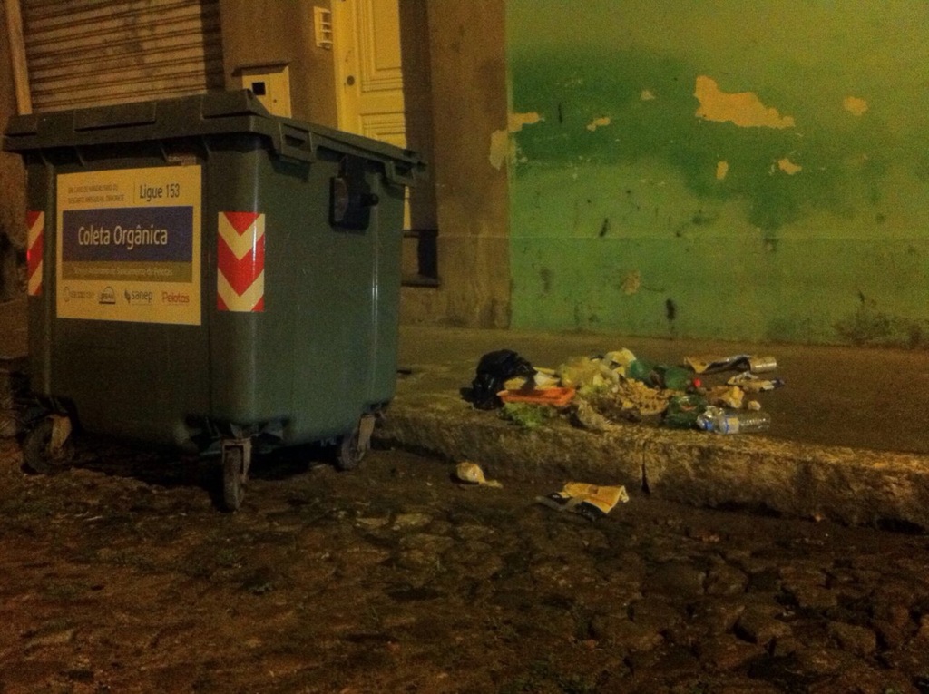 Bebê é encontrado com vida ao lado de lixeira no centro de Pelotas