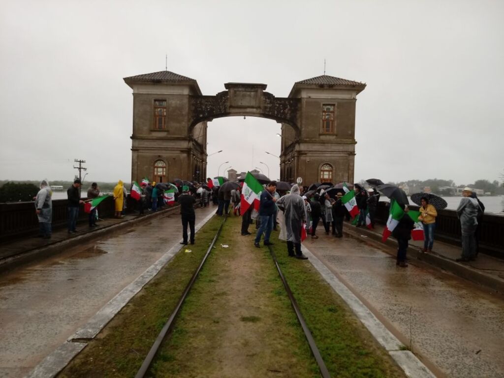 Produtores de leite fecham a ponte Mauá em protesto