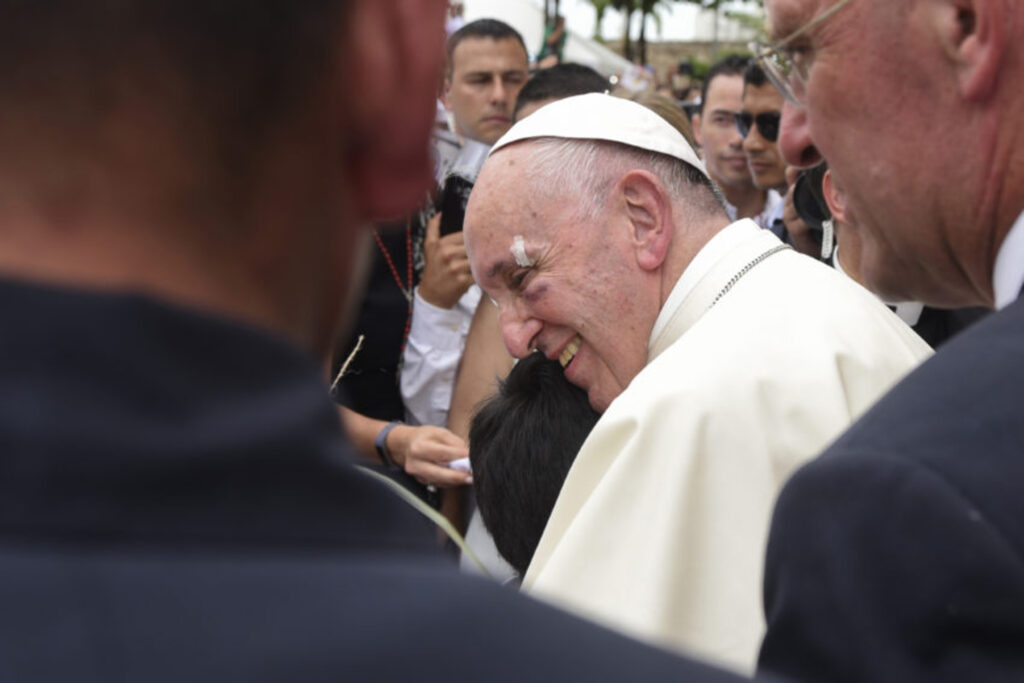 No último dia na Colômbia, papa se machuca no Papamóvel e ora pela Venezuela