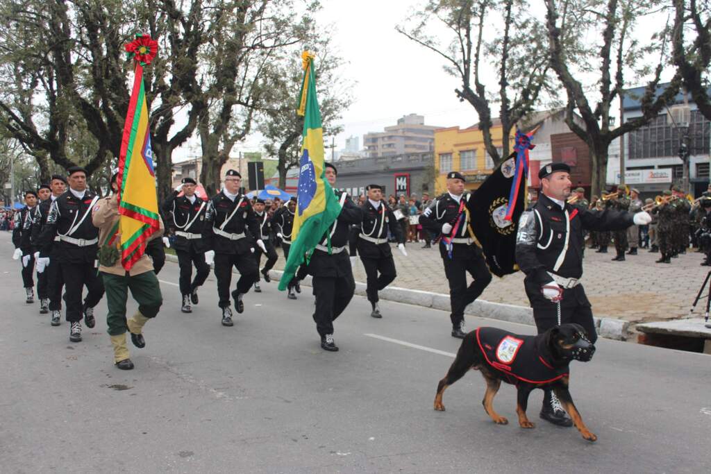 Desfile Militar reúne milhares de pessoas na avenida Bento Gonçalves