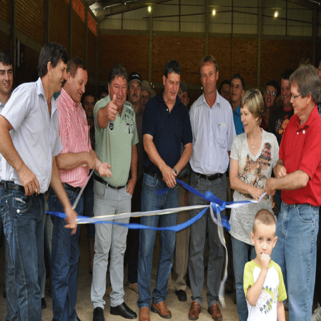 Prefeito inaugura obras no distrito de Barra do Leão