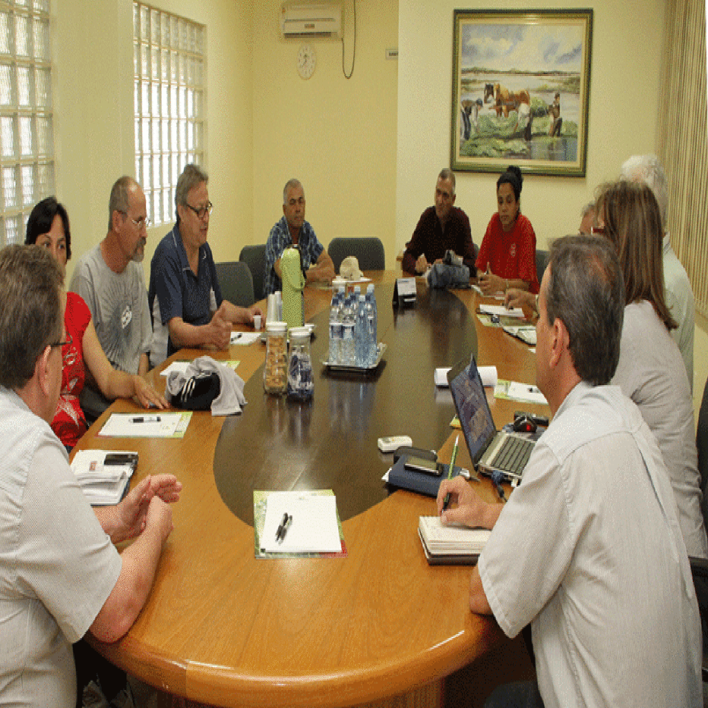 Cubanos visitam Copercampos e conhecem estrutura da cooperativa