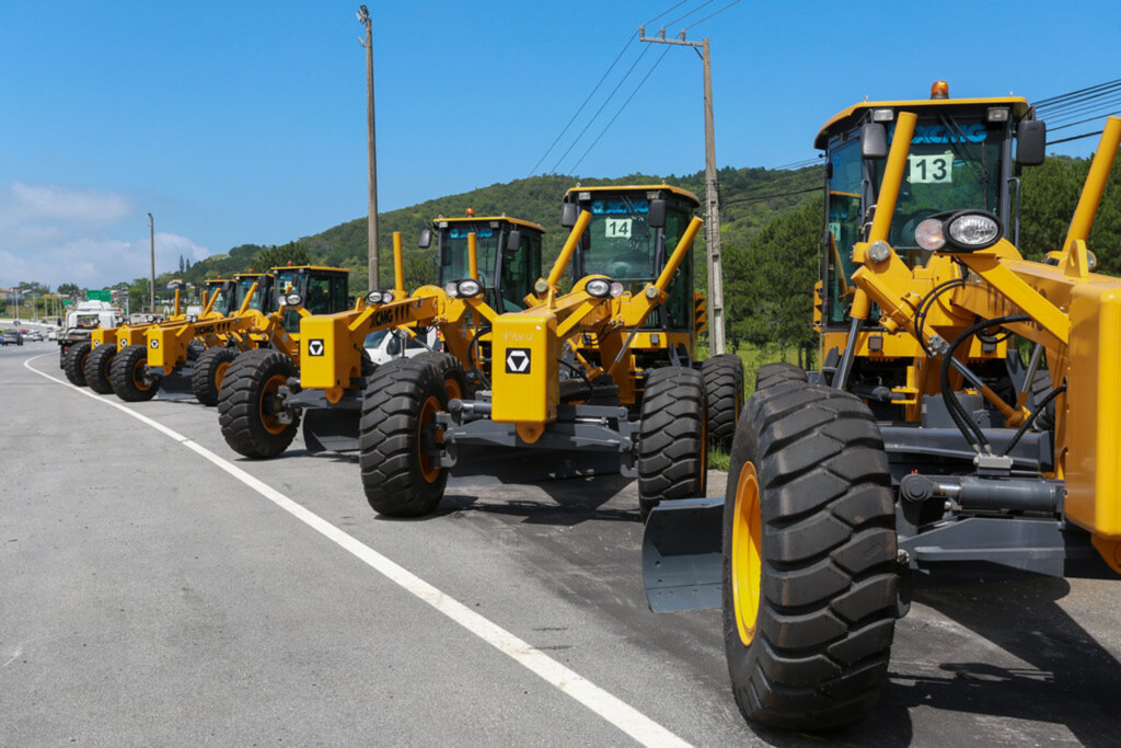 Infraestrutura realiza entrega de máquinas motoniveladoras para municípios, na região Araquari recebe