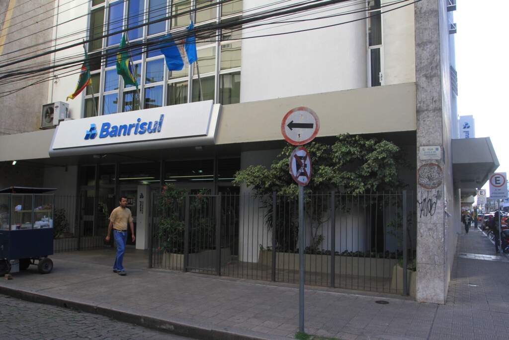 Estado paga mais R$ 1.050,00 e quita salários para 58% dos servidores nesta quinta-feira