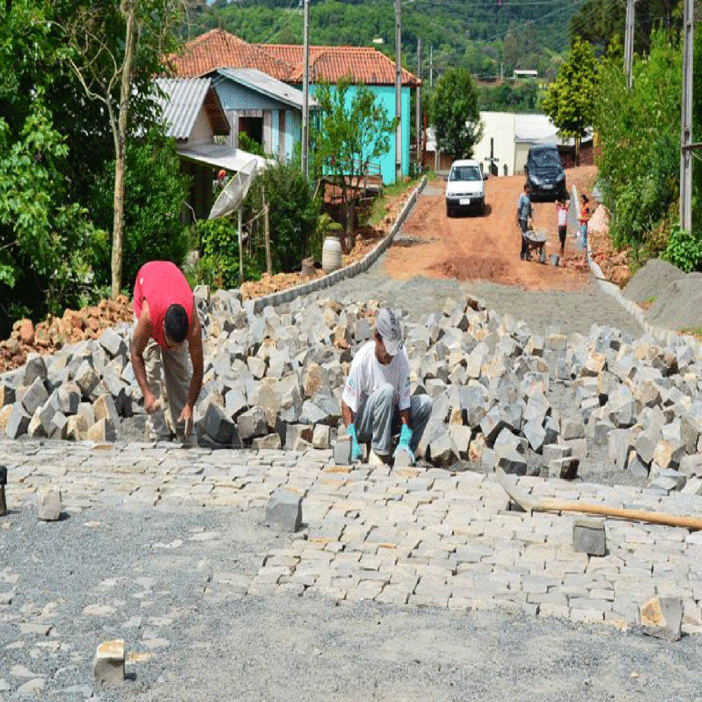 Prefeitura inicia a pavimentação da última Rua do Loteamento Colina