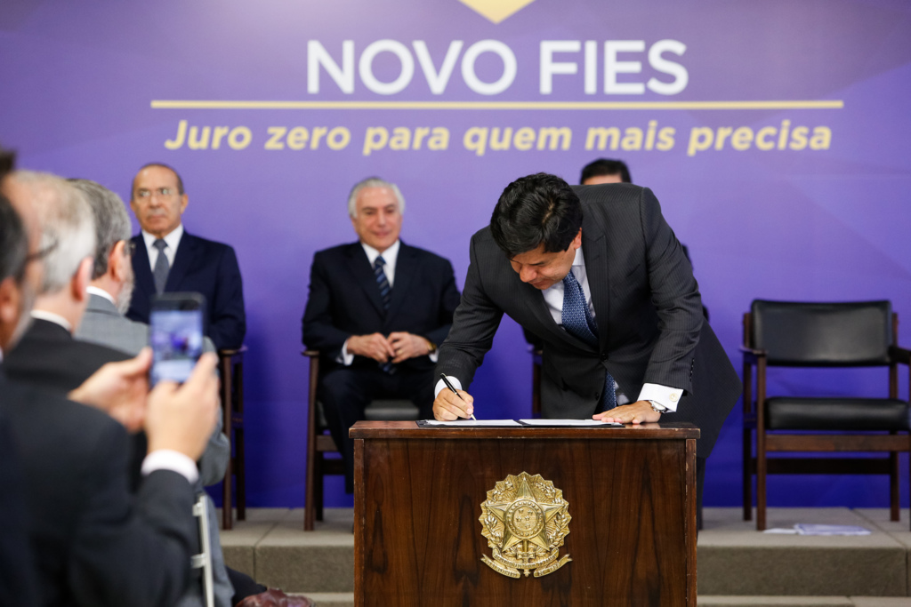 Governo anuncia 100 mil vagas a juro zero para Fies em 2018