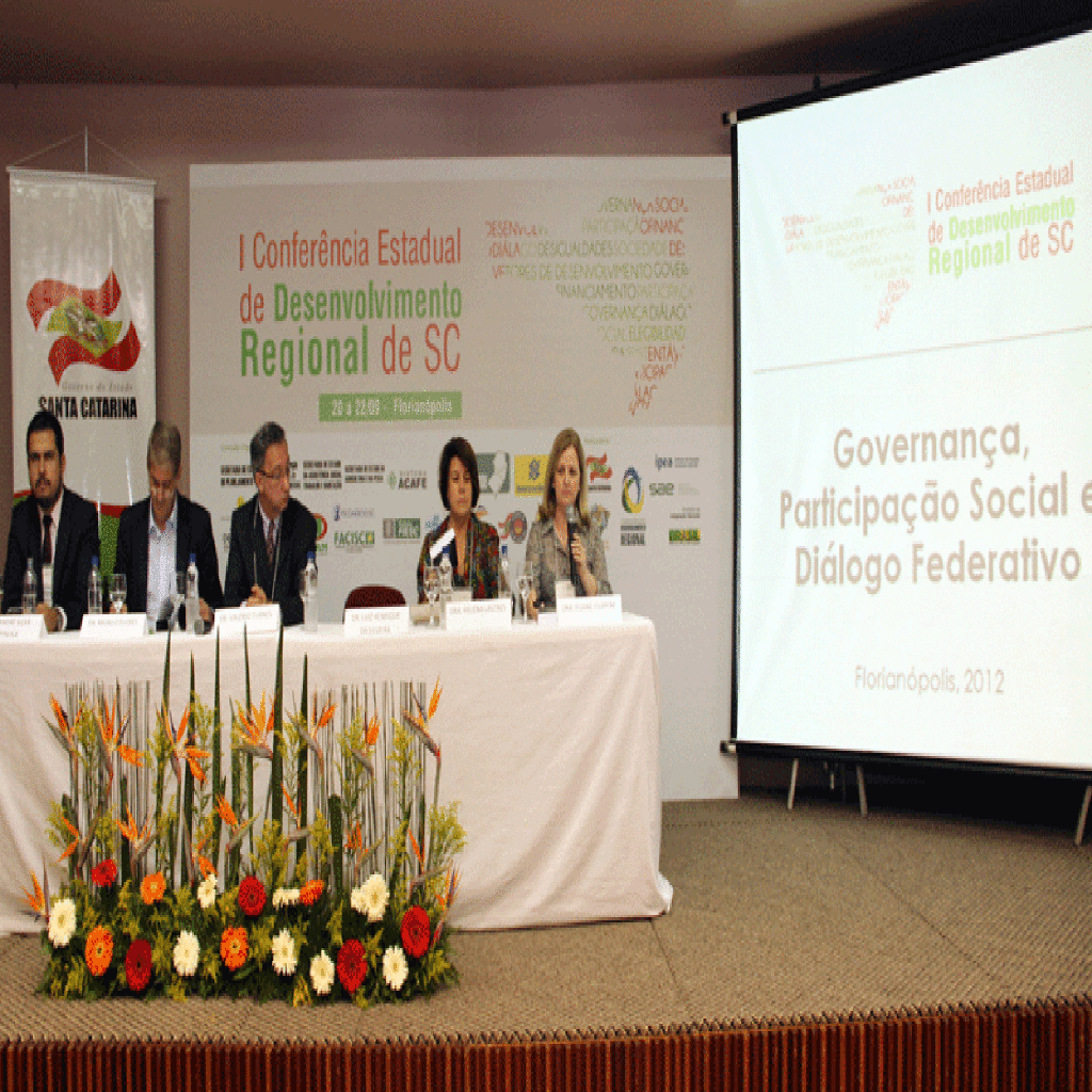 Professora da Unoesc palestra em conferência de Desenvolvimento Regional