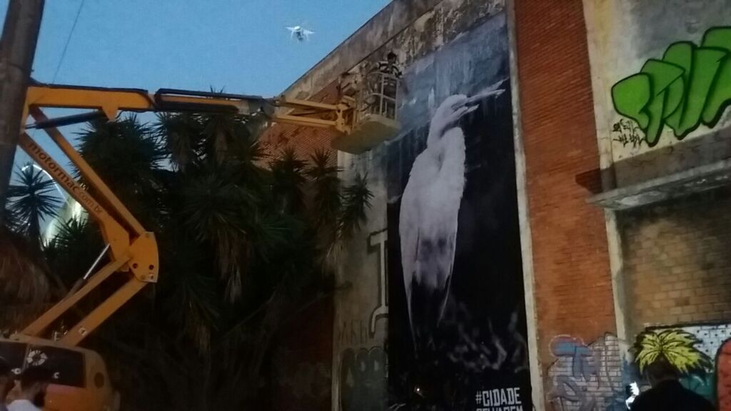 Porto das Artes emplaca colagem de 28 metros quadrados na zona do Porto de Pelotas