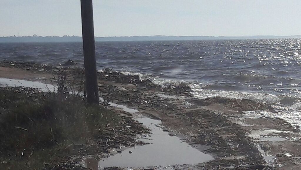 Mudança de vento faz água da Lagoa invadir estrada do Pontal da Barra